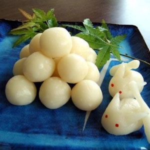 Những chiếc Tsukimi Dango tròn trịa xếp chồng lên nhau