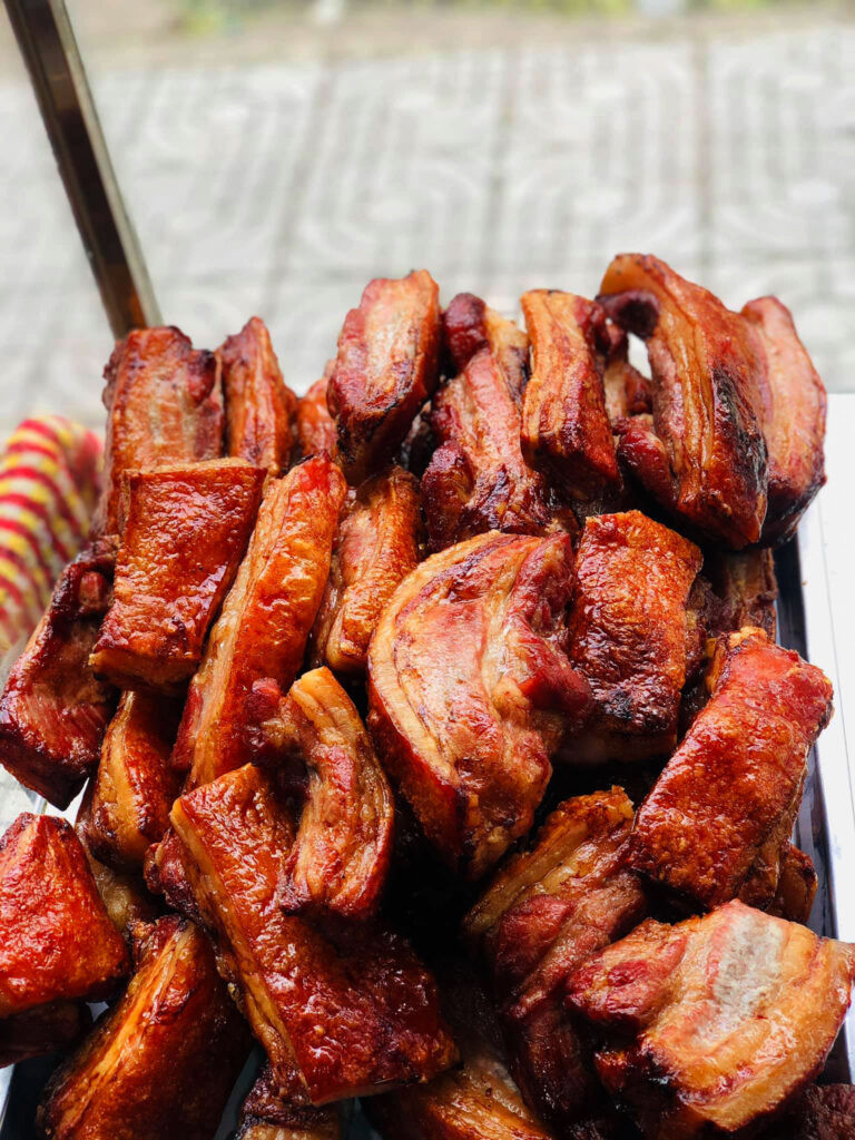 Những lát thịt heo quay giòn bì được sắp xếp trong bánh mì Ông Phú Đạt