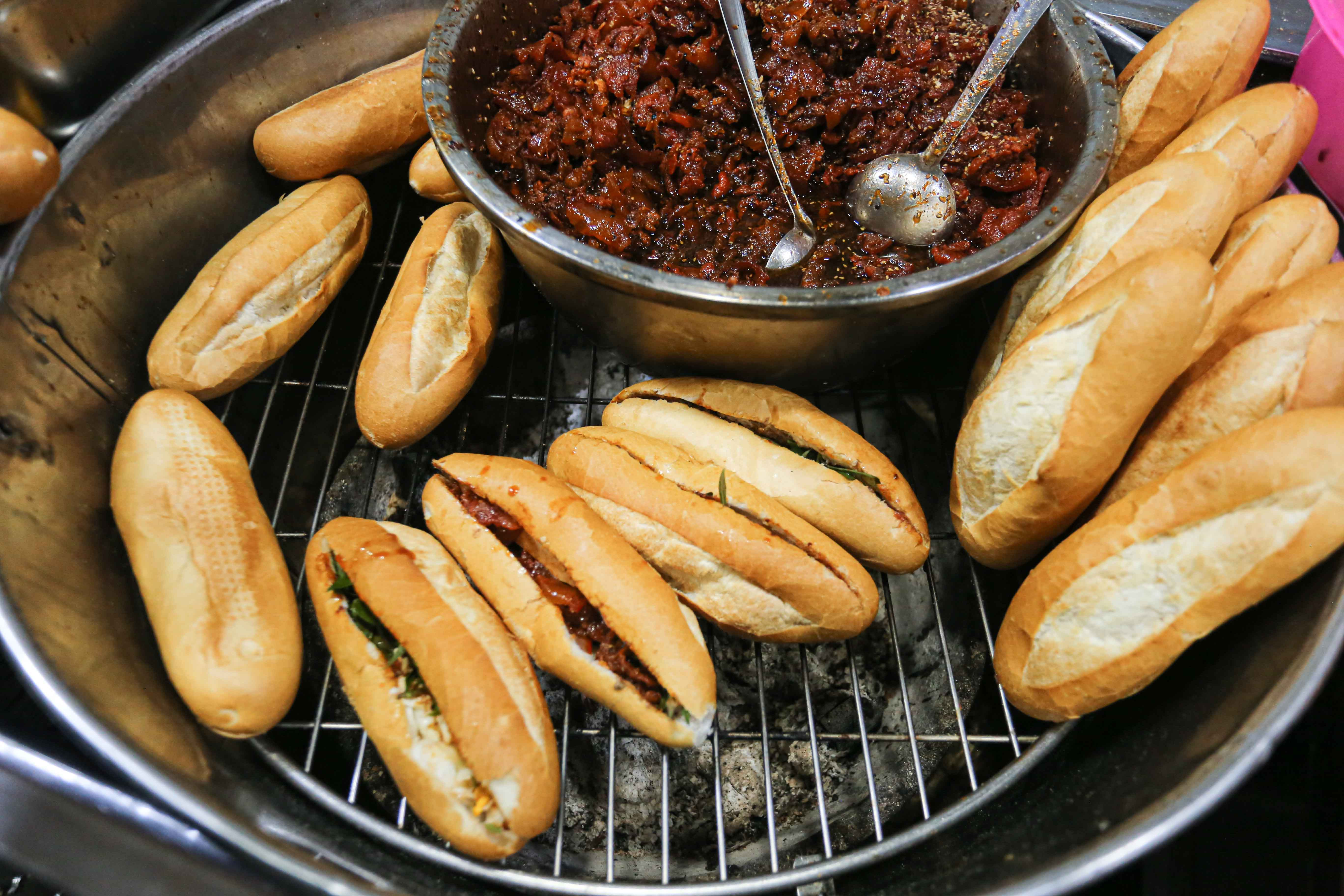 Những ổ bánh mì O Tho Huế giòn rụm được hơ nóng trên than hồng