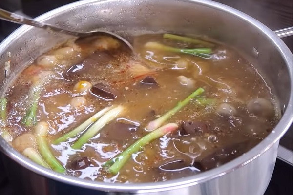 Nồi bánh canh cua đầy ắp nguyên liệu