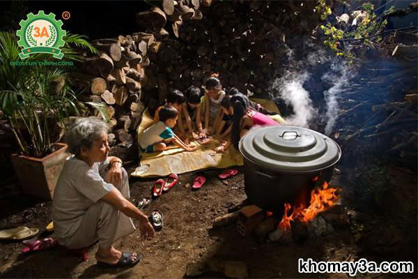 Nồi bánh chưng luộc trên bếp củi, biểu tượng sum vầy