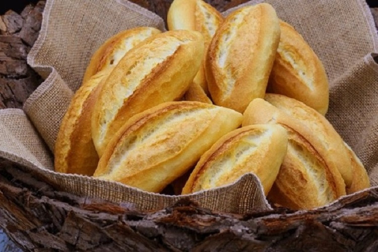 Nồi chiên không dầu đang làm nóng lại bánh mì baguette