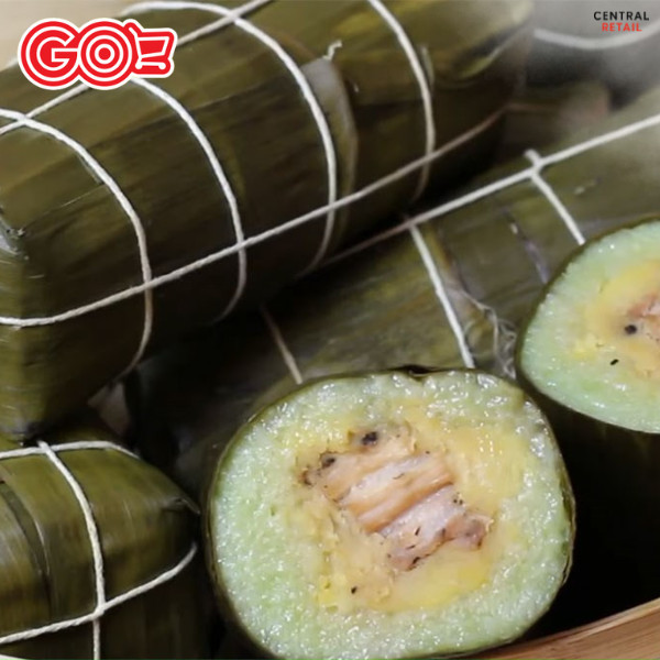 Nồi lớn đang luộc những đòn bánh tét nhân thịt thơm ngon