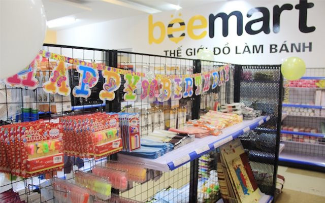 Nội thất cửa hàng Beemart, trưng bày nguyên liệu và dụng cụ làm bánh