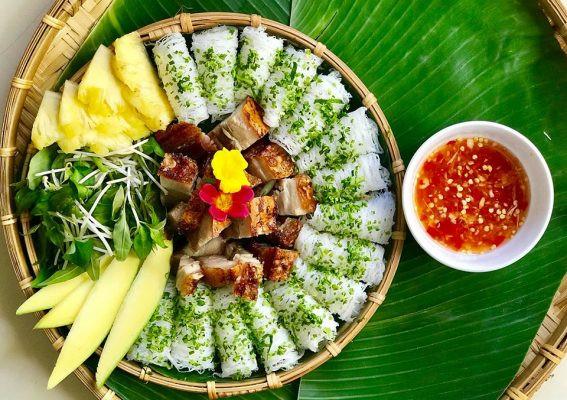 Nước chấm bánh hỏi heo quay với tỏi ớt băm nổi bật