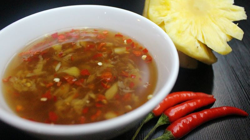 Nước mắm chay được làm từ thơm và các nguyên liệu thực vật