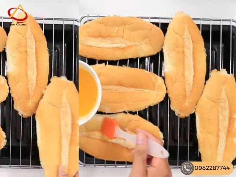 Nướng bánh mì bơ mật ong trong lò nướng