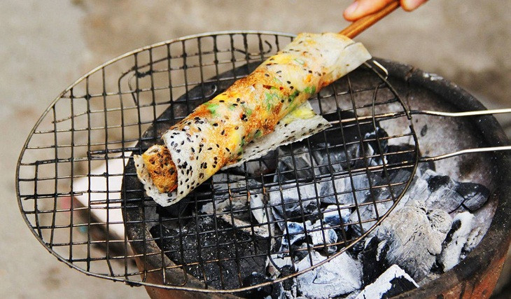 Nướng bánh tráng mắm ruốc trên bếp than hồng