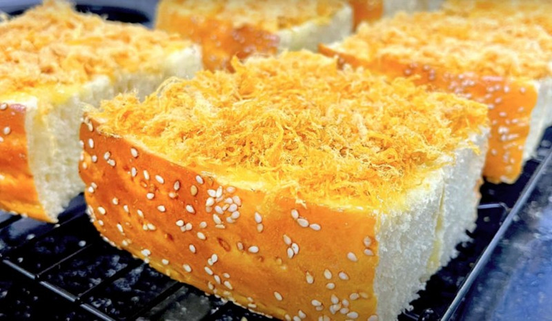 Ổ bánh mì bơ ruốc vàng giòn rắc đầy chà bông