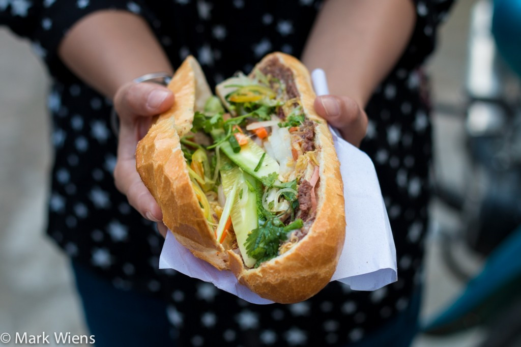 Ổ bánh mì Huỳnh Hoa đầy đặn, một trong những bánh mì Hồ Chí Minh nổi tiếng