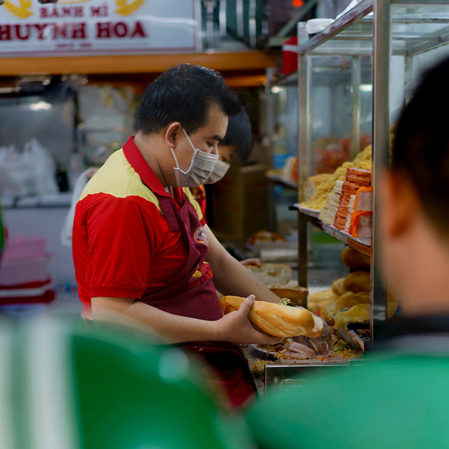 Ổ bánh mì Huỳnh Hoa vàng giòn hấp dẫn, chuẩn bị thưởng thức