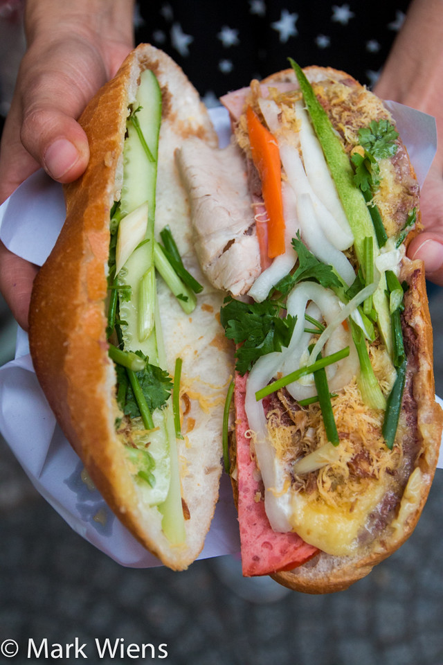 Ổ bánh mì Huỳnh Hoa với nhiều lớp nhân phong phú, đại diện cho bánh mì Hồ Chí Minh