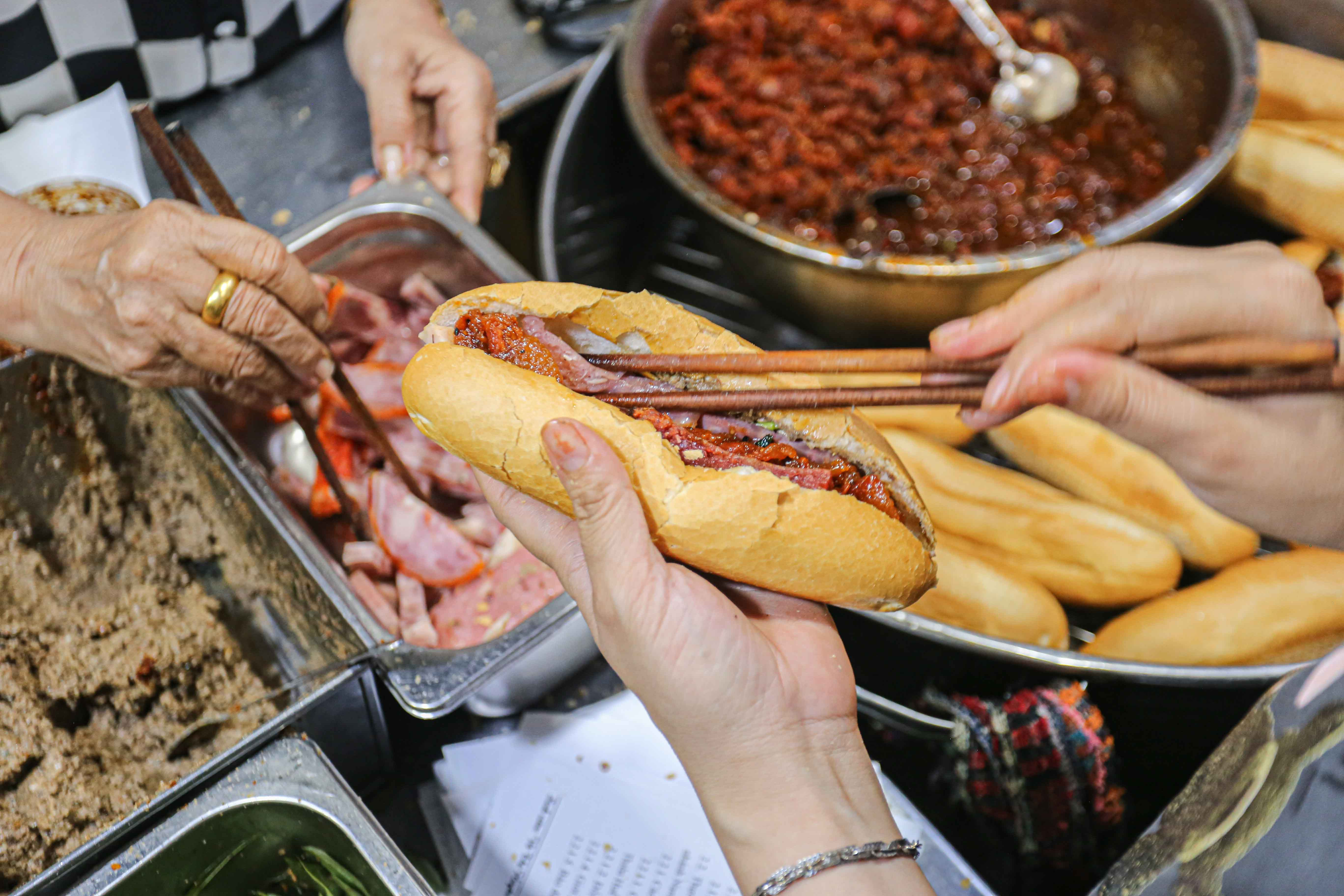 Ổ bánh mì O Tho Huế nhỏ gọn nhưng nhân đầy đặn, hấp dẫn