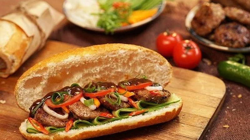 Ổ bánh mì pate đầy đủ dinh dưỡng với rau xanh