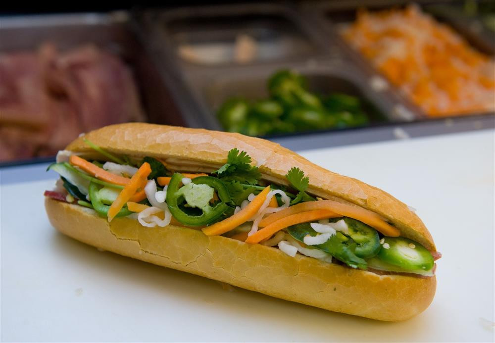 Ổ bánh mì Sài Gòn đặc ruột với nhân pate và thịt nguội thơm ngon