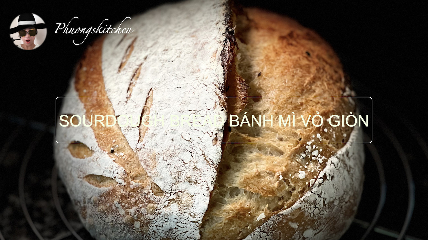 Ổ bánh mì sourdough nướng vàng ươm, vỏ giòn rụm