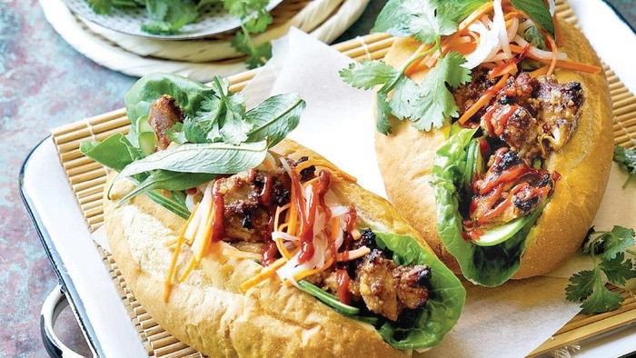 Ổ bánh mì thịt nướng giàu chất xơ với nhiều rau xanh, dưa chuột và củ cải, nhấn mạnh lợi ích kéo dài cảm giác no và hỗ trợ kiểm soát cân nặng