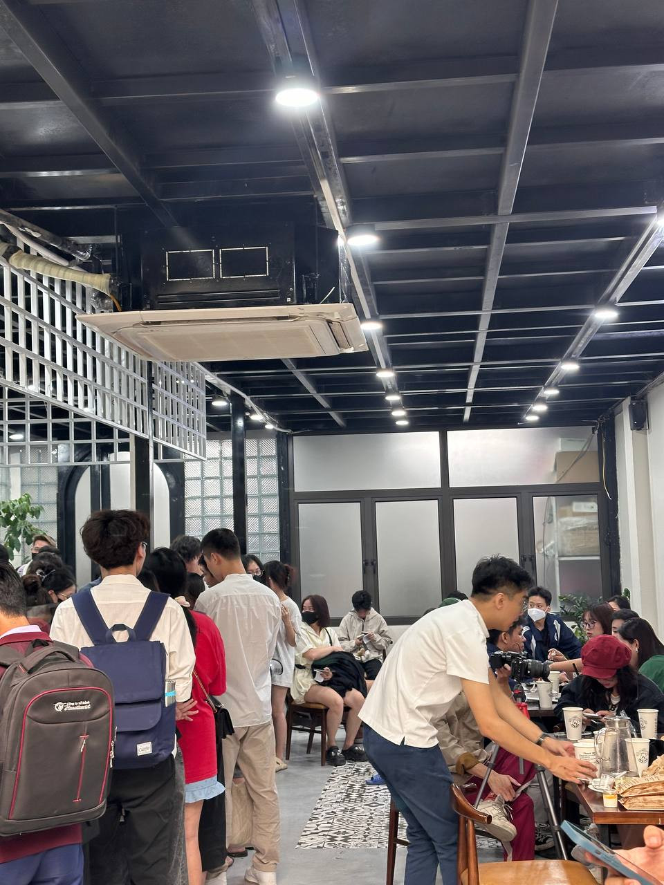 PewPew trực tiếp phục vụ khách hàng trong ngày khai trương bánh mì của mình.