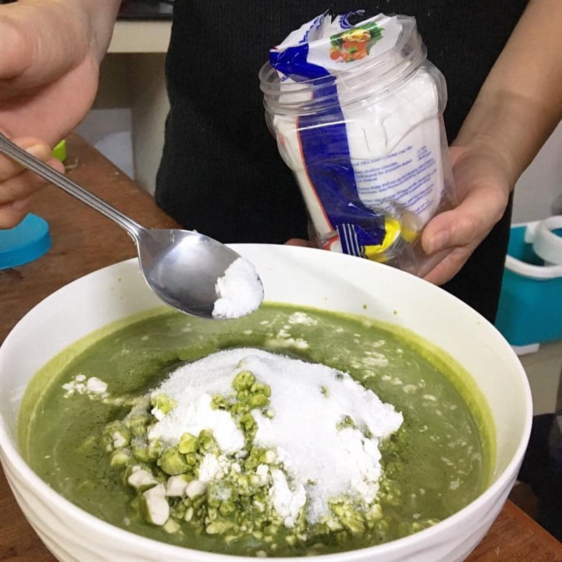 Pha bột làm bánh Bánh lá mơ màu trắng