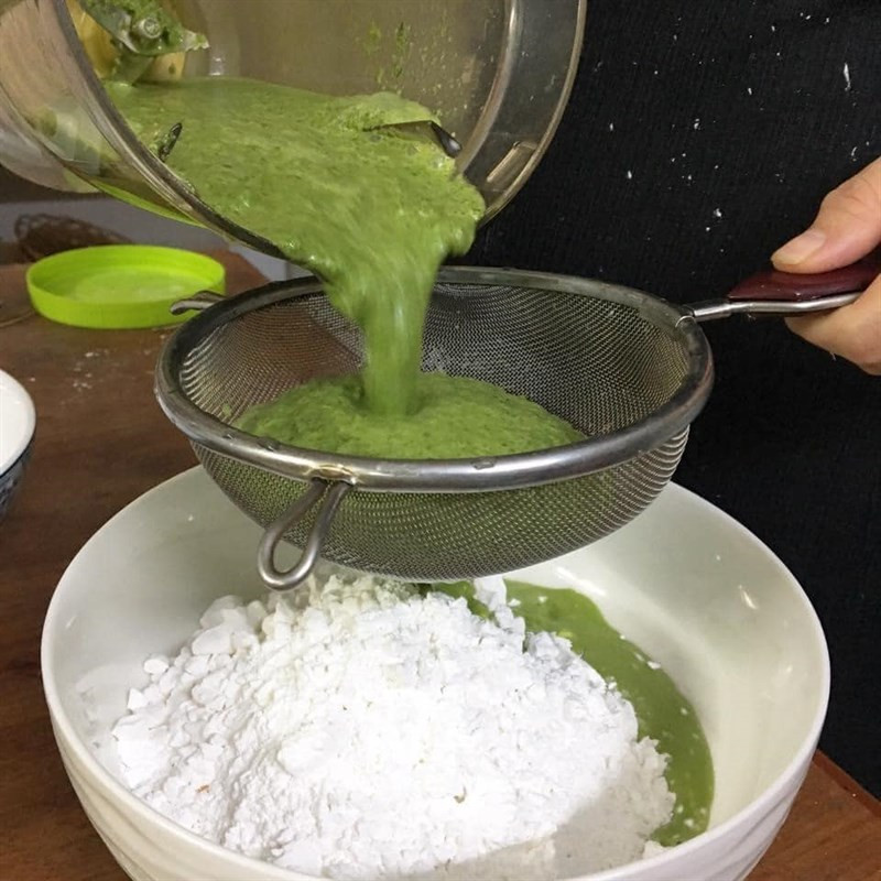 Pha bột làm bánh Bánh lá mơ màu xanh