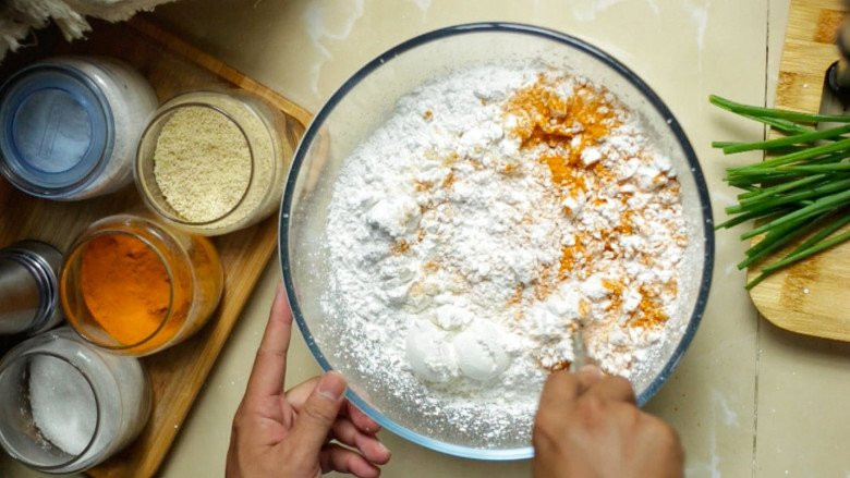 Pha chế bột bánh xèo chuẩn vị