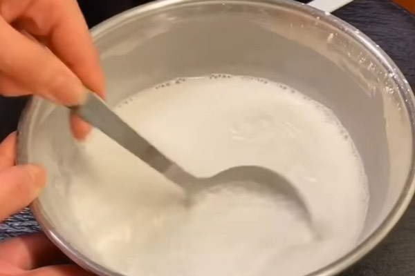 Pha trộn bột làm bánh đúc lạc không cần vôi