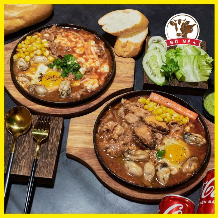 Phần bò né Cộng hấp dẫn với thịt bò mềm, trứng và rau tươi, địa điểm ăn sáng Quận 1.