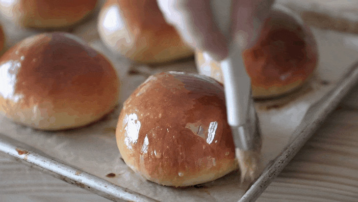 Phết trứng và nướng vỏ bánh hamburger