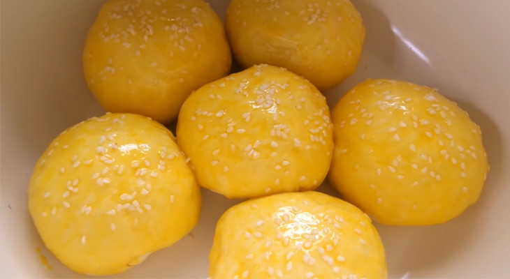 Phết trứng và rắc mè lên bánh bột mì hấp