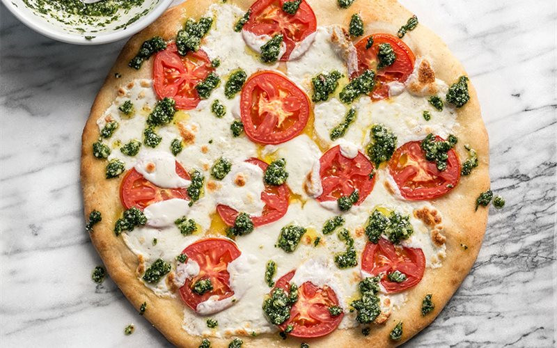 Phô mai kéo sợi trên bánh pizza