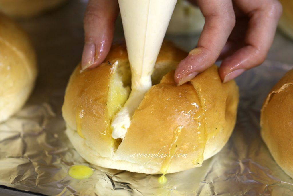 Phun sốt phô mai kem vào giữa các múi bánh mì đã cắt