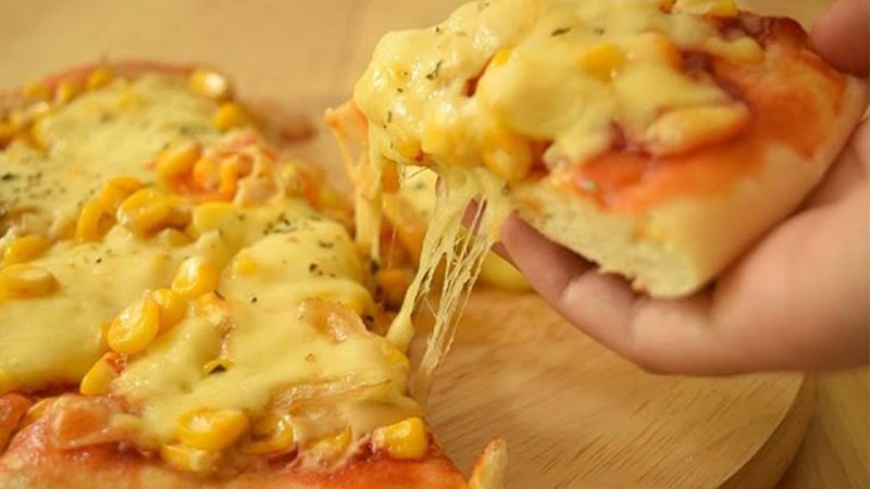 Pizza bắp phô mai vàng ươm, béo ngậy tự làm