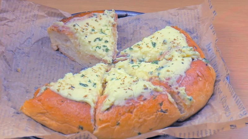 Pizza bơ tỏi kem phô mai thơm lừng, béo ngậy