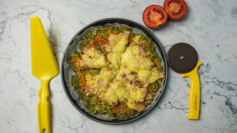 Pizza keto với đế bông cải xanh cho người ăn kiêng