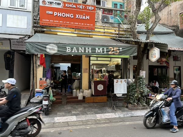 Quán Bánh Mì 25 tấp nập khách du lịch và người dân địa phương tại phố cổ Hà Nội.