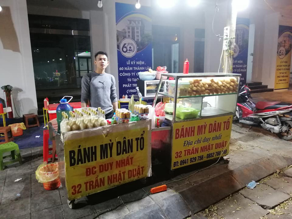 Quán bánh mì dân tổ Hà Nội đông đúc buổi đêm