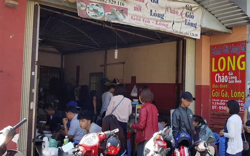 Quang cảnh bên ngoài một quán bánh ướt lòng gà đông khách ở Đà Lạt