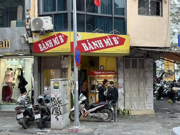 Quầy bánh mì B+ trên vỉa hè, sẵn sàng phục vụ bữa sáng nhanh gọn cho người dân Hà Nội.