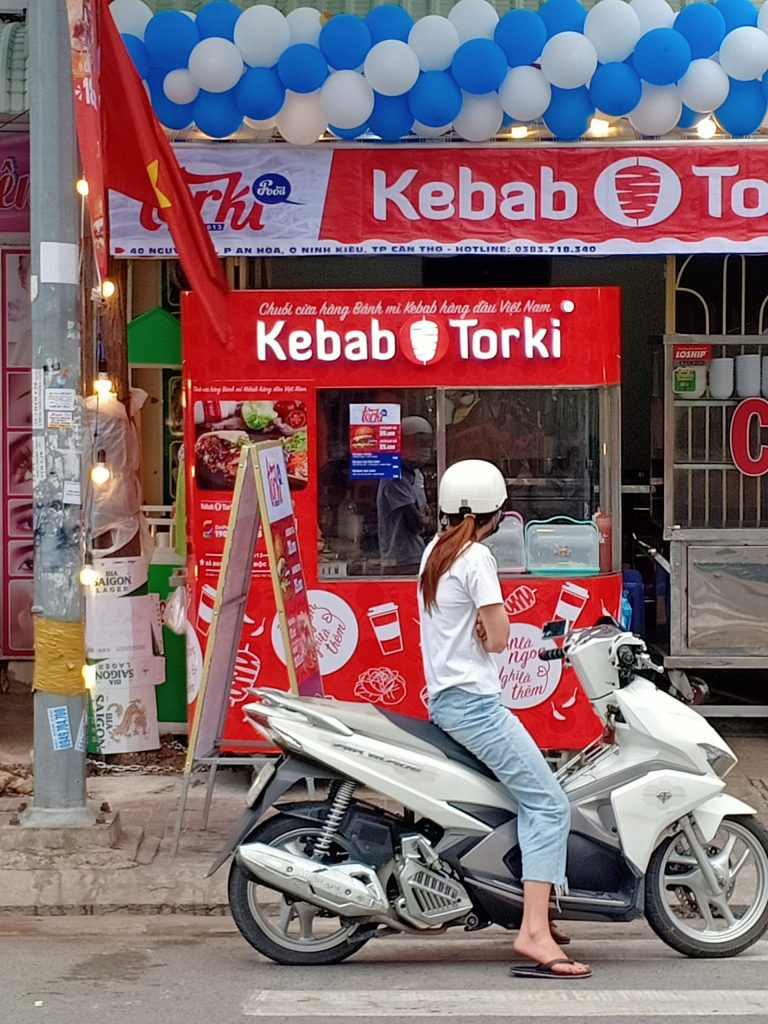 Quầy bánh mì Kebab Thổ Nhĩ Kỳ nhượng quyền tại một thành phố lớn, thu hút khách hàng