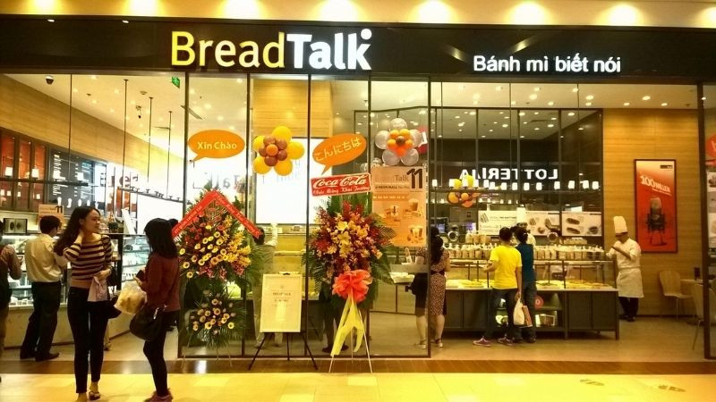 Quầy bánh phong phú tại BreadTalk Bakery, một trong những tiệm bánh kem quận 7 được yêu thích