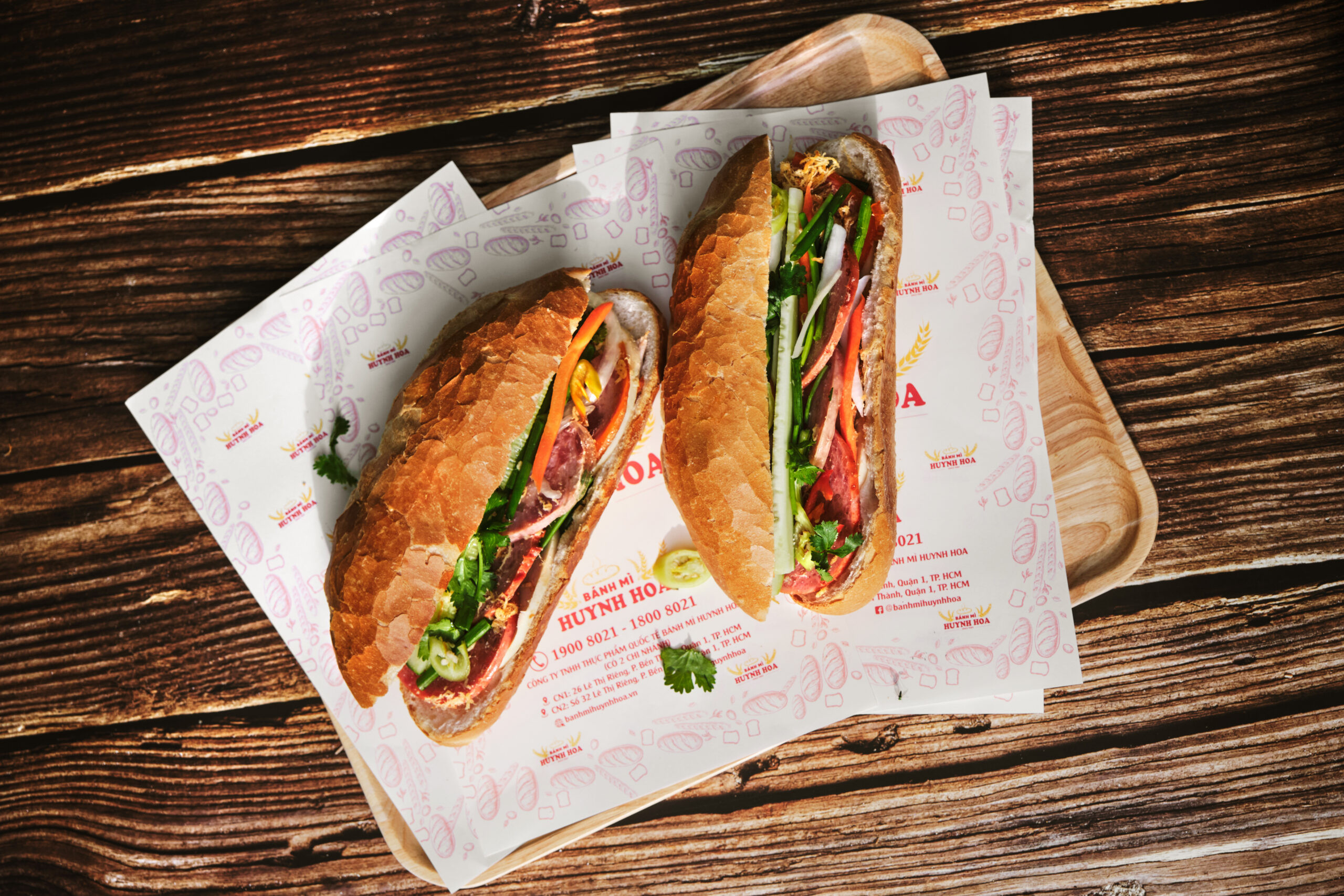 Quầy hàng Bánh mì Huỳnh Hoa sẵn sàng phục vụ thực khách với các loại nhân phong phú