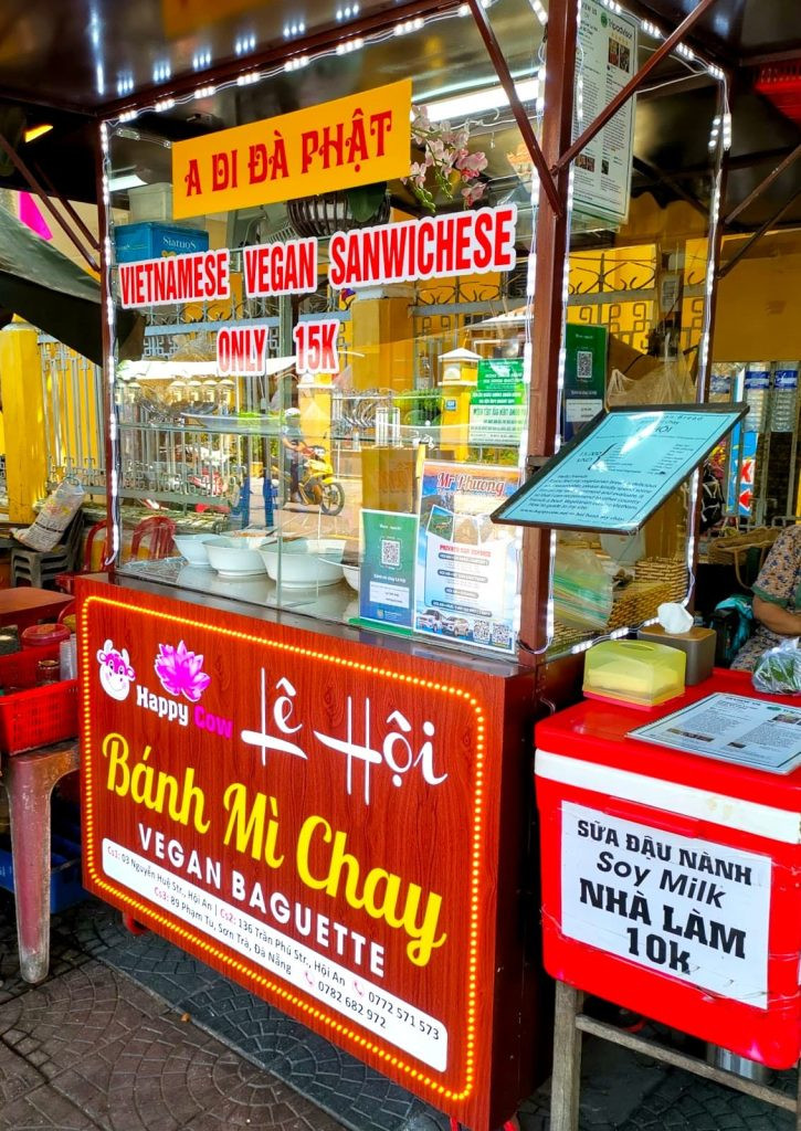 Quầy hàng đơn giản của Lê Hội Mì Chay, nơi bán bánh mì Hội An thuần chay với nguyên liệu tươi mới, thu hút thực khách.