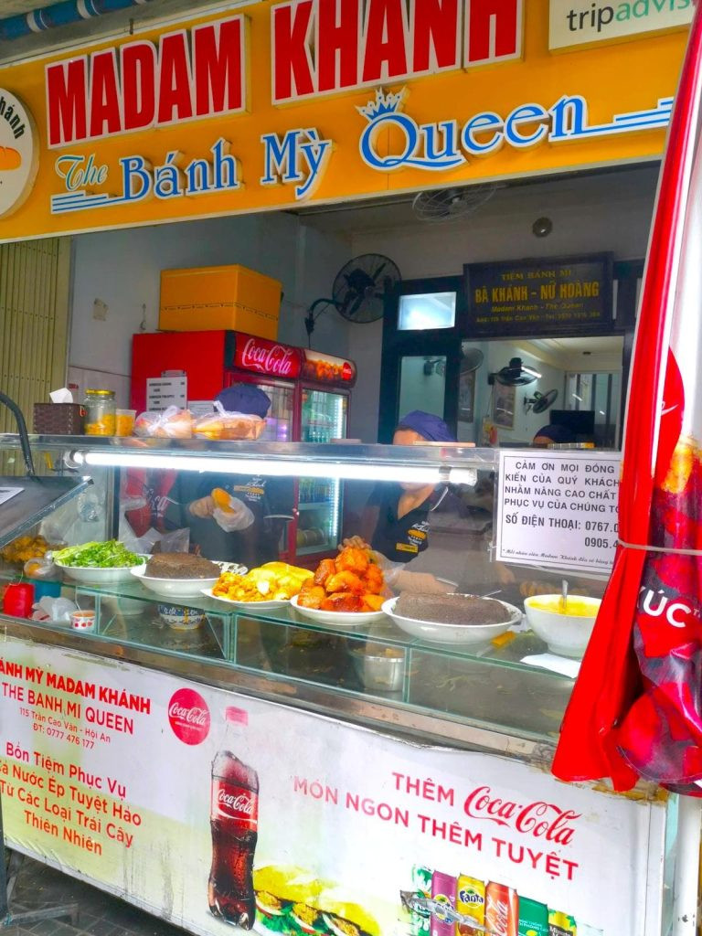 Quầy kính trưng bày các nguyên liệu tươi ngon tại tiệm Madam Khanh, một trong những nơi làm bánh mì Hội An được yêu thích nhất.