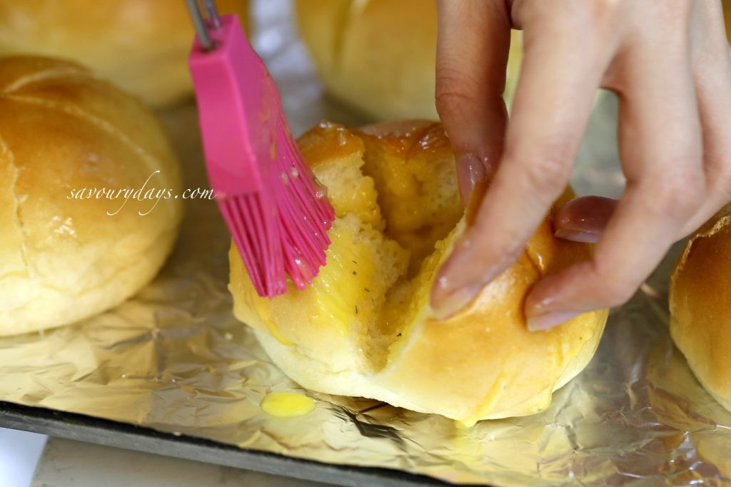 Quét đều sốt bơ tỏi vào các khe của bánh mì trước khi nướng