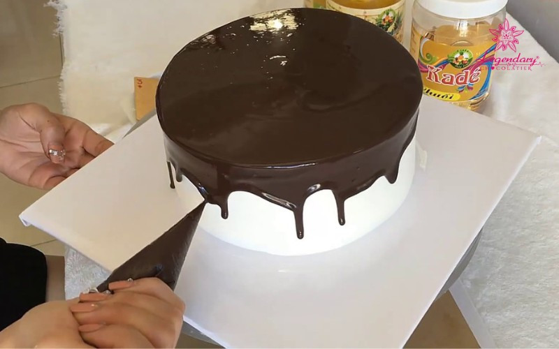 Quy trình đun chảy socola và kem tươi làm ganache phủ bánh
