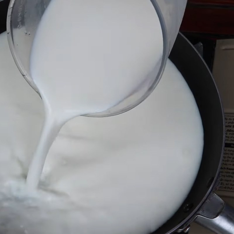 Quy trình đun sữa cô đặc để làm bánh sữa Ba Vì