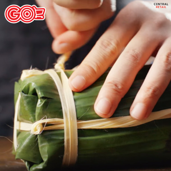 Quy trình gói bánh tét nhân thịt thủ công bằng lá chuối