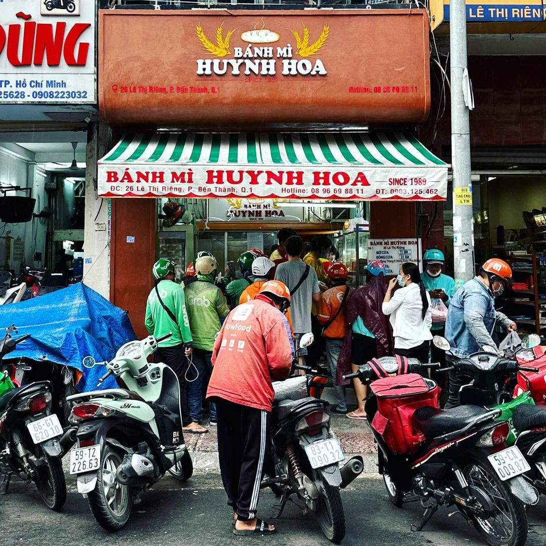 Quy trình làm bánh mì Huỳnh Hoa với nhân viên chuyên nghiệp và nguyên liệu tươi ngon