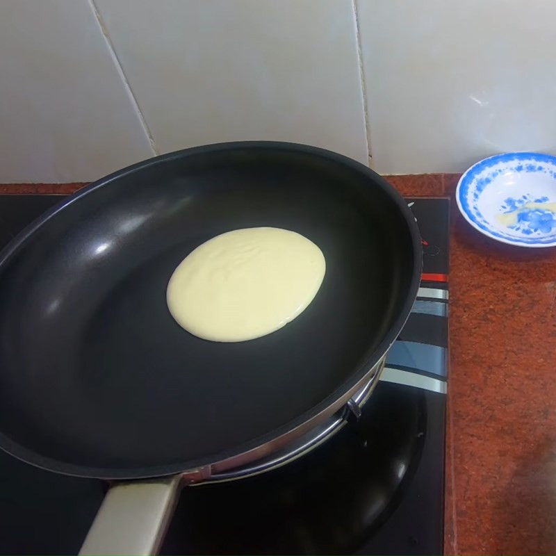 Rán bánh Doremon trên chảo chống dính