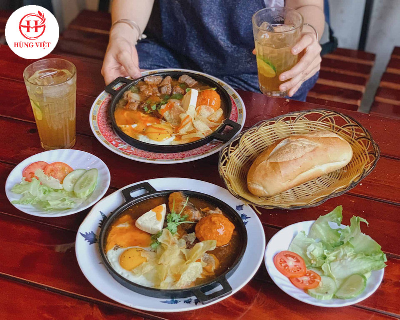 Rau salad là món ăn không thể thiếu đi kèm với bánh mì chảo xíu mại để cân bằng vị